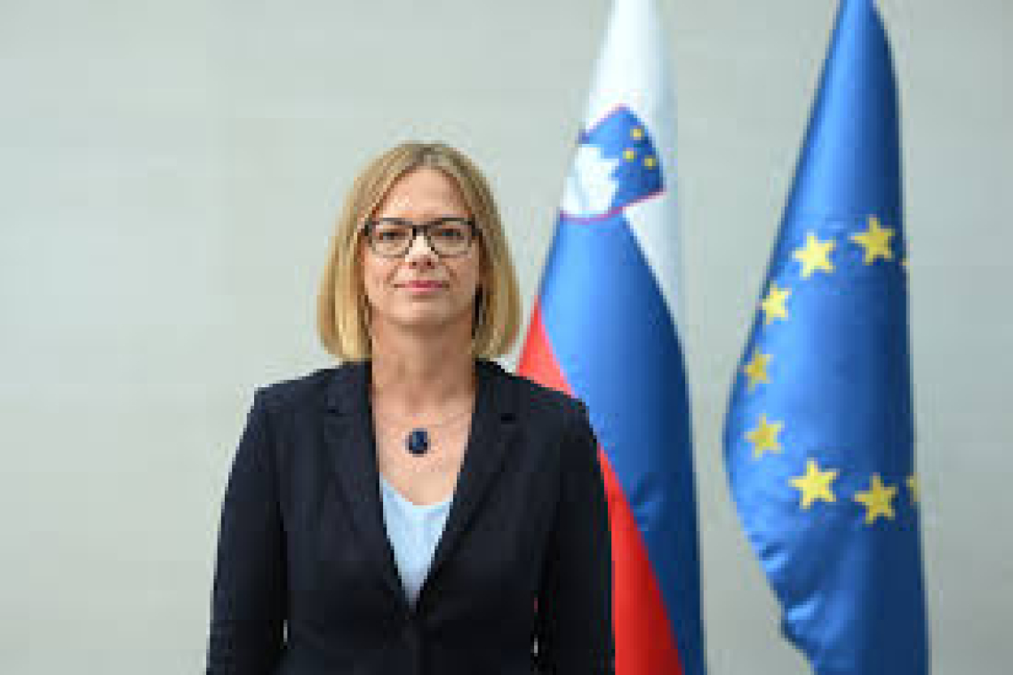 Sanja Ajanović Hovnik odstopila z mesta ministrice za javno upravo